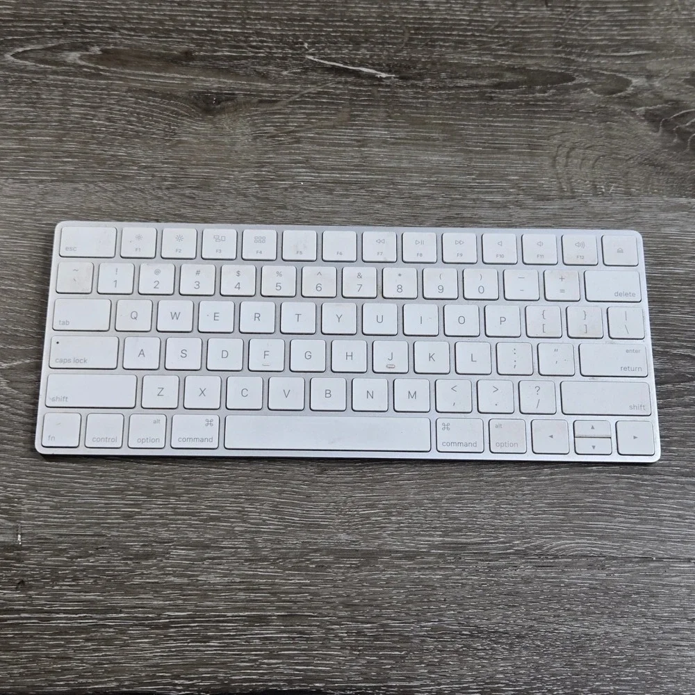 Apple Magic Keyboard Wireless Bluetooth Silver White A1644 MLA22LL/A Needs Batt